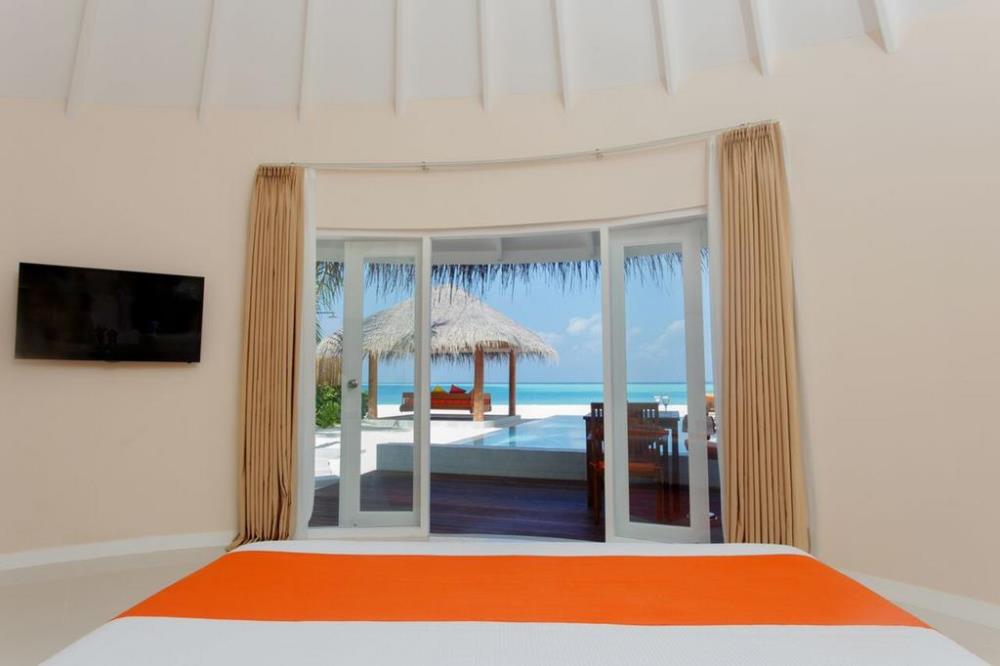 content/hotel/Sun Aqua Vilu Reef/Accommodation/Deluxe Beach Villa with Pool/SunAquaViluReef-Acc-DeluxeBeachVillaPool-05.jpg